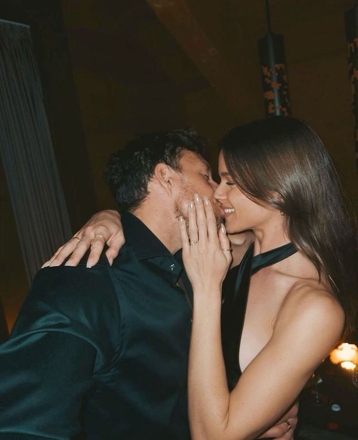 Un couple proche dans une lumière du soir