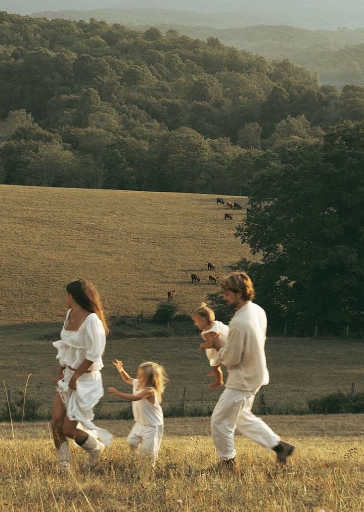 Une famille avance dans un paysage doux
